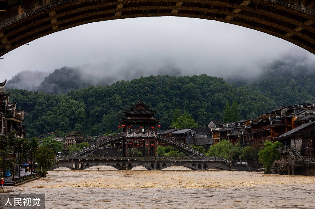 Trung Quốc: Phượng Hoàng Cổ Trấn bị ngập lụt nghiêm trọng