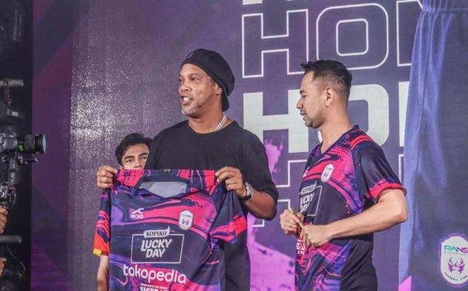 Tin thể thao ngày 28/6: Ronaldinho chính thức gia nhập đội bóng Indonesia theo bản hợp đồng có thời hạn... 1 tuần