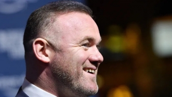 Wayne Rooney được thưởng huân chương dù Derby County xuống hạng