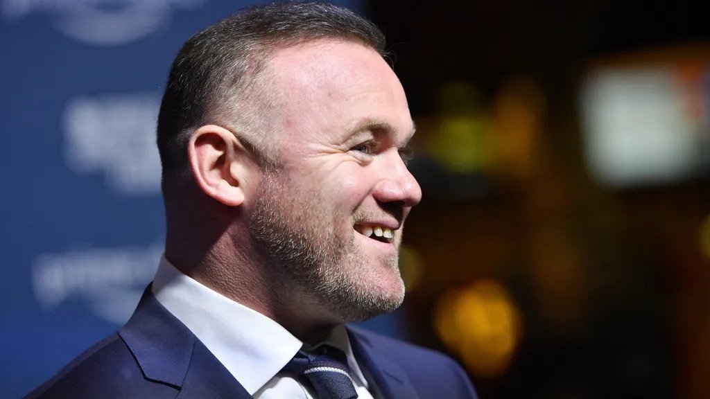 Wayne Rooney được thưởng huân chương dù Derby County xuống hạng