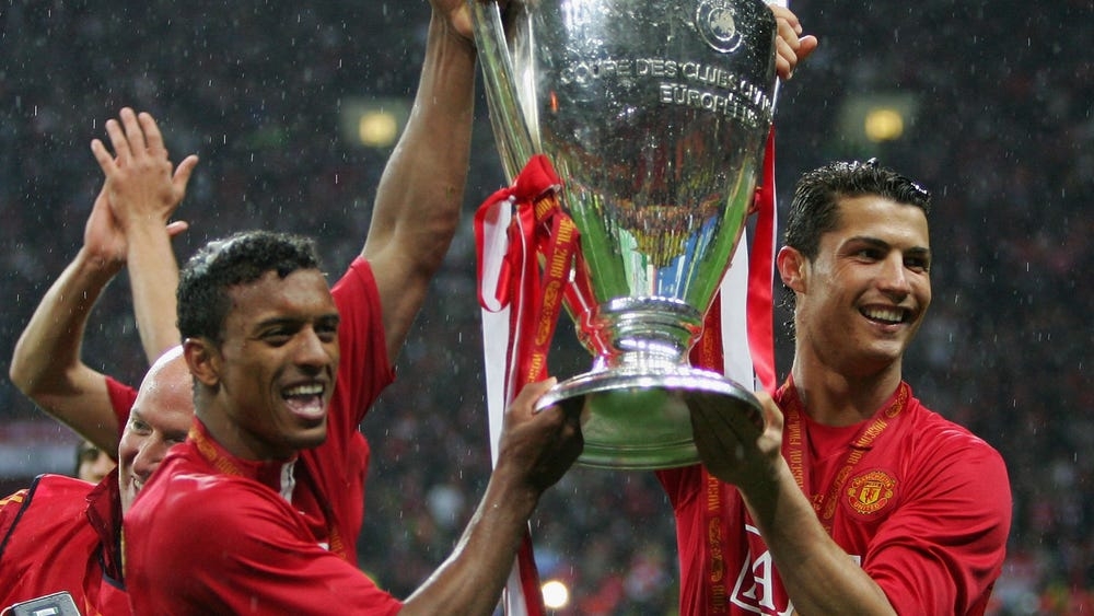 Nani và Ronaldo nâng chiếc Cup Champions League năm 2008 tại Moscow sau chiến thắng trước Chelsea