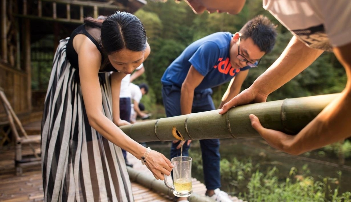 Độc đáo phương pháp ủ rượu trong ống tre tươi của người Trung Quốc