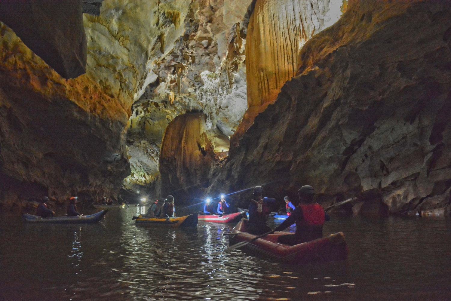 Khám phá chiều sâu bí ẩn động Phong Nha bằng kayak vào ban đêm