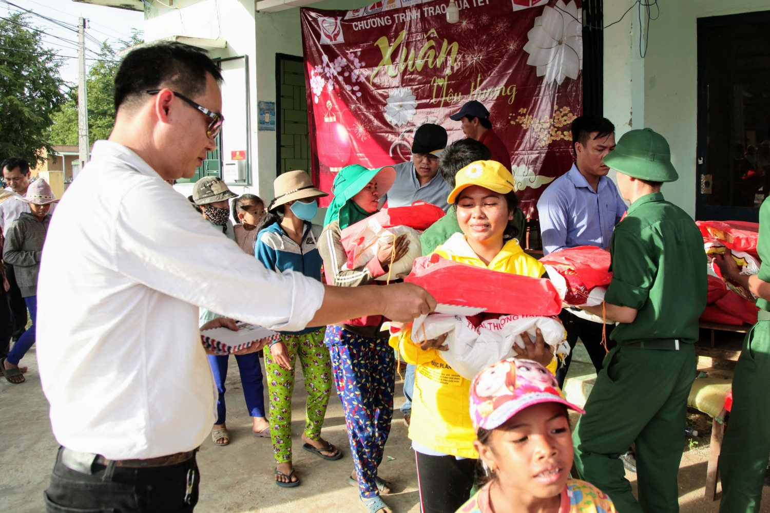 Chuyện bây giờ mới kể 