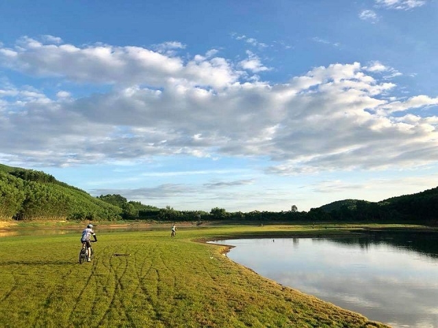 Chiêm ngưỡng hồ Khe Rưng với thảo nguyên xanh giữa lòng Cố Đô Chiêm ngưỡng hồ Khe Rưng với thảo nguyên xanh giữa lòng Cố Đô