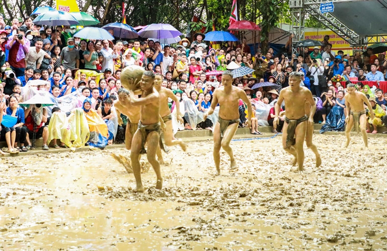 Độc đáo Lễ hội vật cầu bùn làng Vân, Bắc Giang
