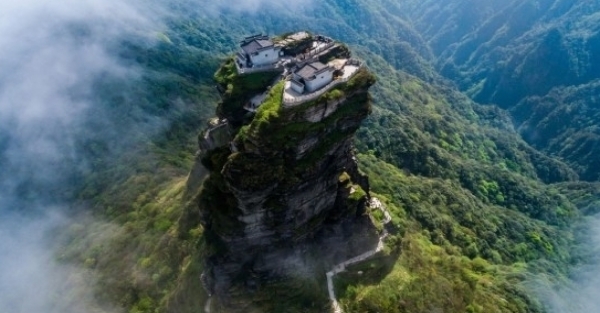 Ngôi đền đôi trên chóp đá cheo leo ở Trung Quốc - Vnfinance.vn