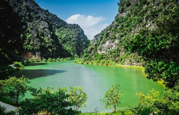 Thưởng ngoạn cảnh sắc thiên nhiên tuyệt đẹp của Ninh Bình - Vimarsana News