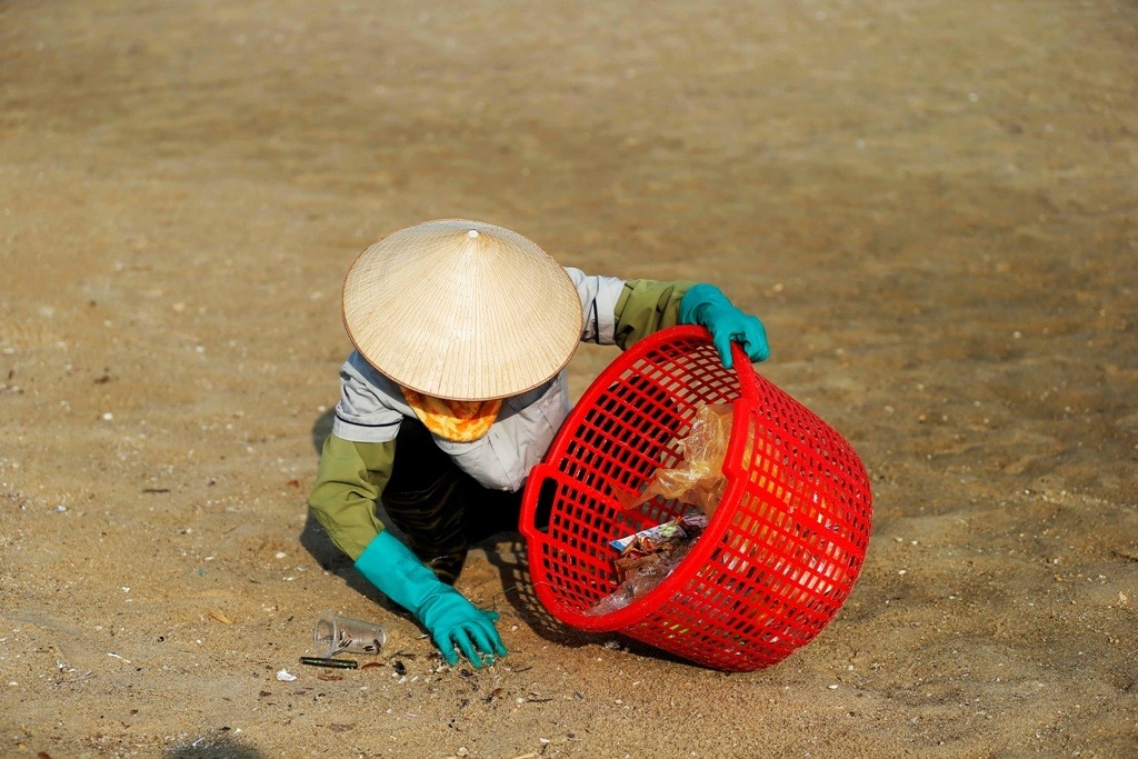 Những "Siêu anh hùng" giữ sạch biển Hạ Long nhung sieu anh hung giu sach bien ha long