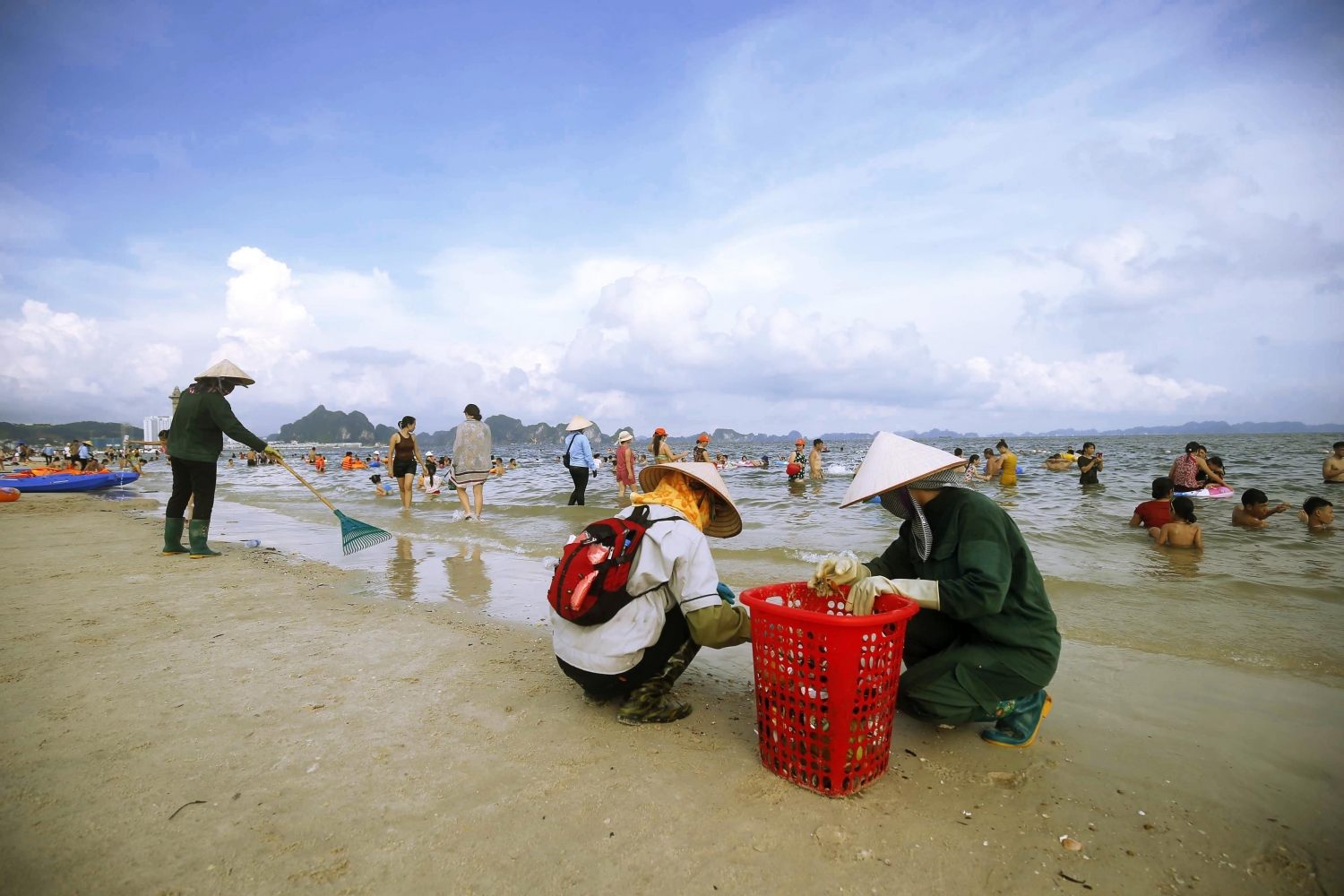 Những "Siêu anh hùng" giữ sạch biển Hạ Long nhung sieu anh hung giu sach bien ha long