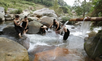 Trải nghiệm tắm suối nước nóng ở Phong Dụ Thượng