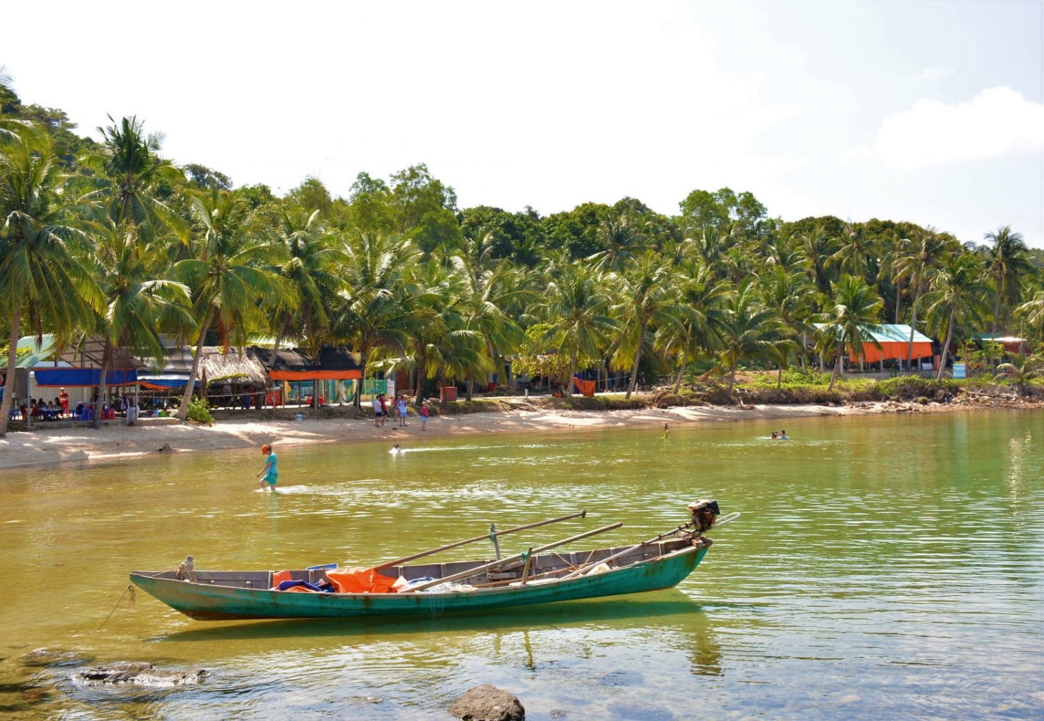Bãi cát trắng trải dài bao quanh các đảo cùng nước non một màu xanh biếc tạo nên những “bức tranh tuyệt sắc”.