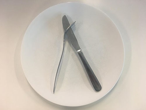 Ẩn ý sau cách xếp dao dĩa trên bàn ăn