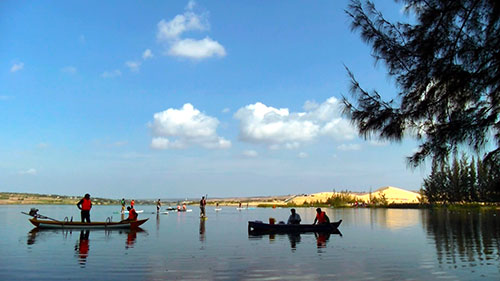 Bàu Trắng - Bức tranh sơn thủy lung linh, huyền ảo Bàu Trắng Bức tranh sơn thủy lung linh, huyền ảo