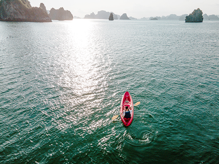 Chèo kayak khám phá vịnh Hạ Long