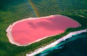 Thú vị hồ nước màu hồng ở Australia