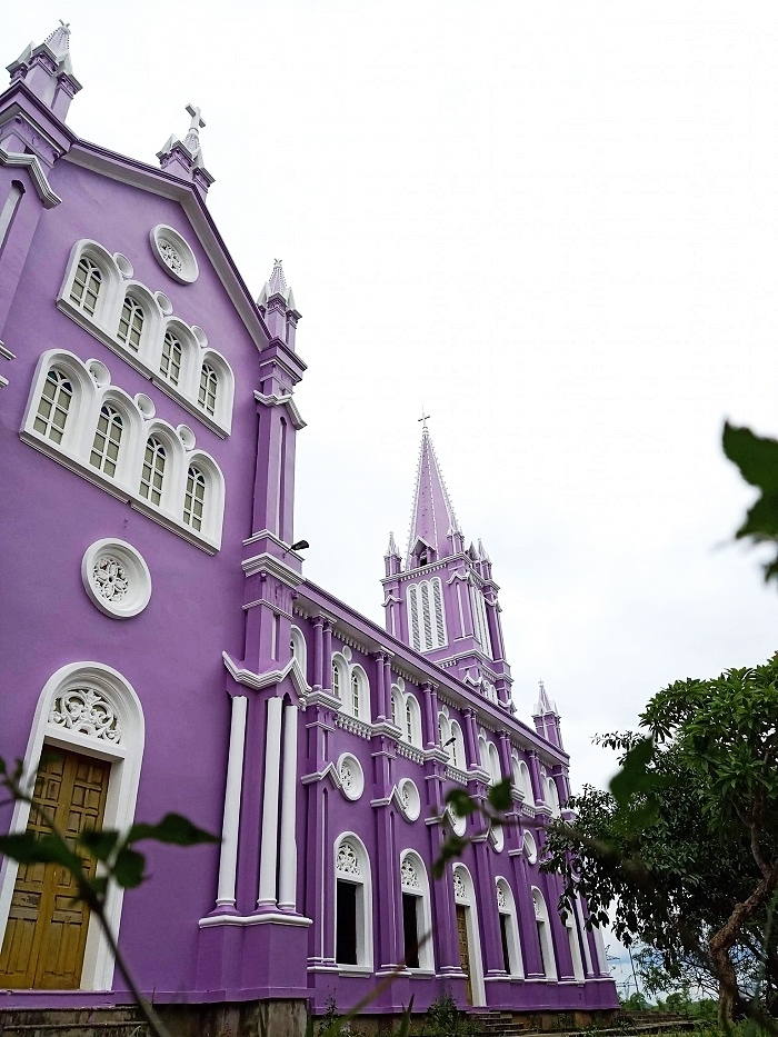 Check-in nhà thờ màu tím nổi bật nhất xứ Nghệ