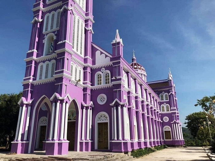 Check-in nhà thờ màu tím nổi bật nhất xứ Nghệ