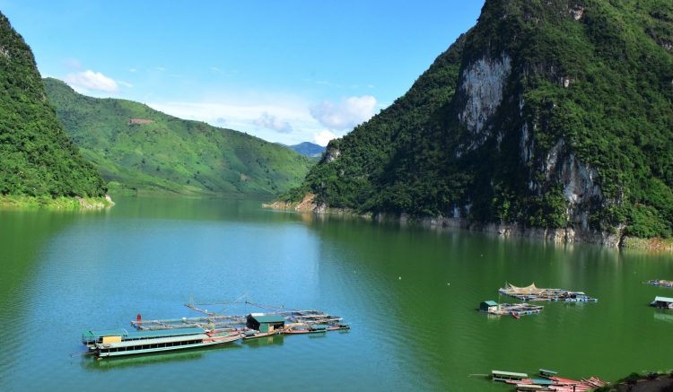 Khám phá trải nghiệm du lịch lòng hồ Sông Đà nơi đại ngàn Tủa Chùa, Điện Biên