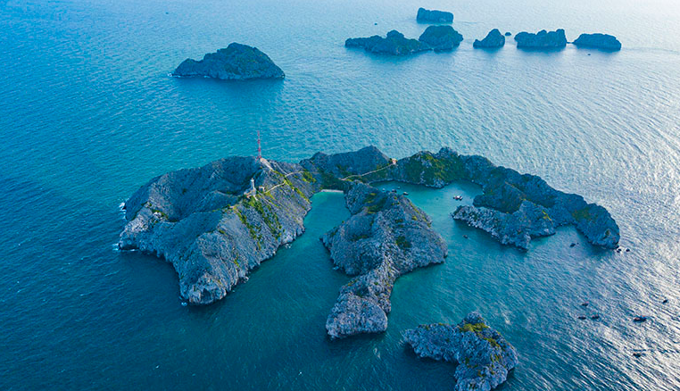 Đảo Long Châu - Vẻ đẹp hoang sơ, kỳ vĩ giữa vịnh Lan Hạ