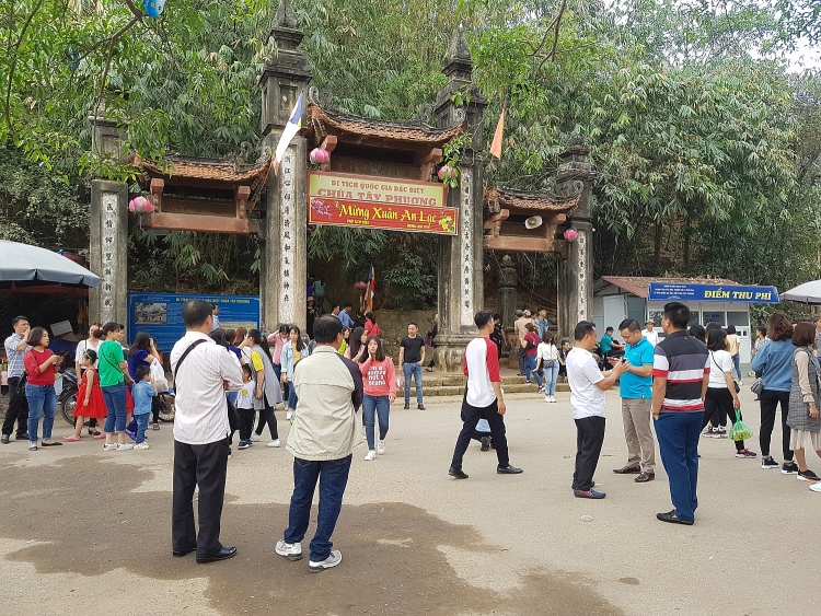 Đầu năm vãn cảnh chùa Tây Phương dau nam van canh chua tay phuong
