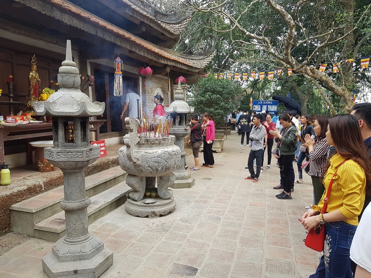Đầu năm vãn cảnh chùa Tây Phương dau nam van canh chua tay phuong