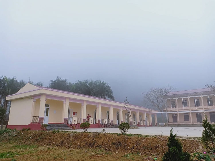 Sương mù bao trùm trường học kết hợp với cảnh vật của núi rừng Tân Sơn tựa Sa Pa thứ hai... 