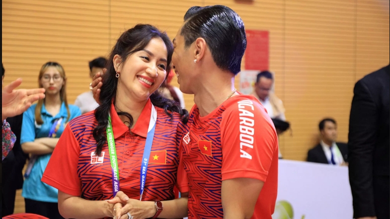Phan Hiển hạnh phúc bên Khánh Thi sau khi giành kỷ lục cho Việt Nam tại SEA Games 31