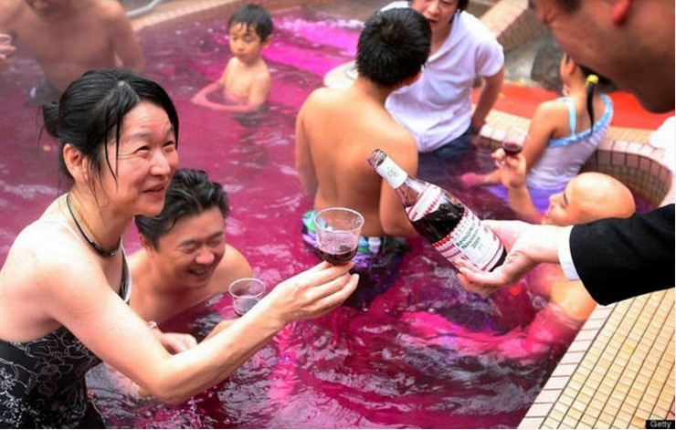 Spa tắm rượu vang độc đáo có một không hai tại Nhật Bản spa tam ruou vang doc dao co mot khong hai tai nhay ban
