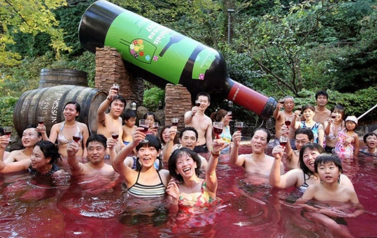 Spa tắm rượu vang độc đáo có một không hai tại Nhật Bản spa tam ruou vang doc dao co mot khong hai tai nhay ban