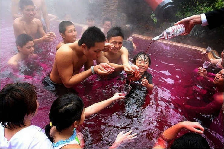 Spa tắm rượu vang độc đáo có một không hai tại Nhật Bản spa tam ruou vang doc dao co mot khong hai tai nhay ban