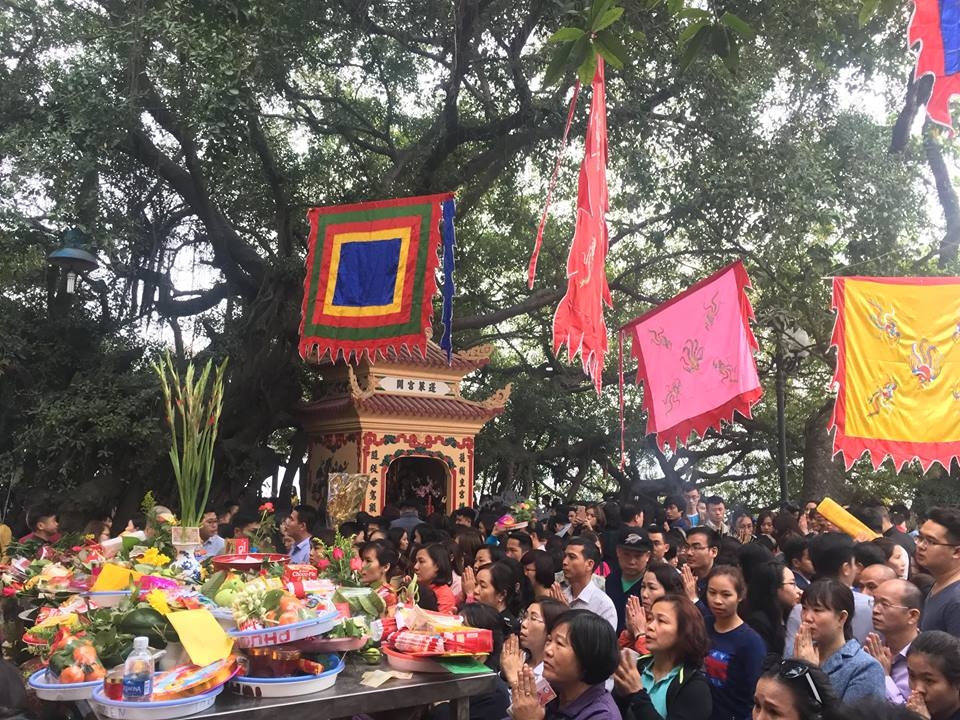 Hà Nội: Người dân thủ đô và du khách thập phương đi lễ Phủ Tây Hồ ngày đầu Xuân ha noi nguoi dan thu do va du khach thap phuong di le phu tay ho ngay dau xuan