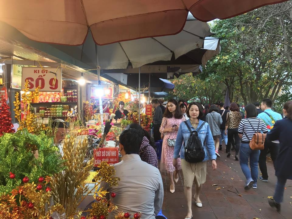 Hà Nội: Người dân thủ đô và du khách thập phương đi lễ Phủ Tây Hồ ngày đầu Xuân ha noi nguoi dan thu do va du khach thap phuong di le phu tay ho ngay dau xuan