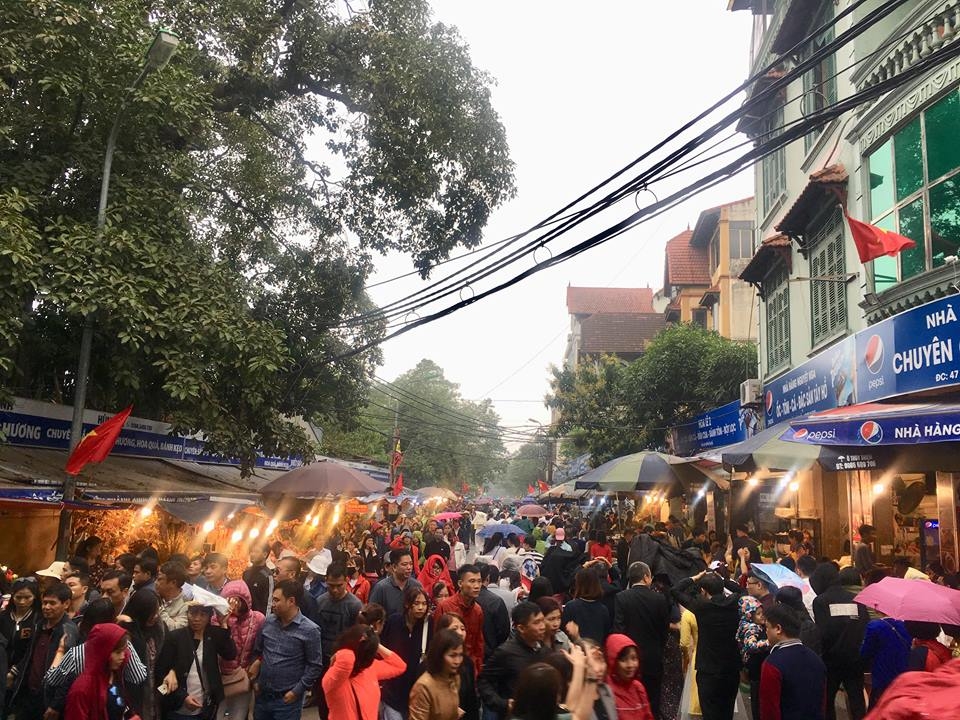 Hà Nội: Người dân thủ đô và du khách thập phương đi lễ Phủ Tây Hồ ngày đầu Xuân ha noi nguoi dan thu do va du khach thap phuong di le phu tay ho ngay dau xuan