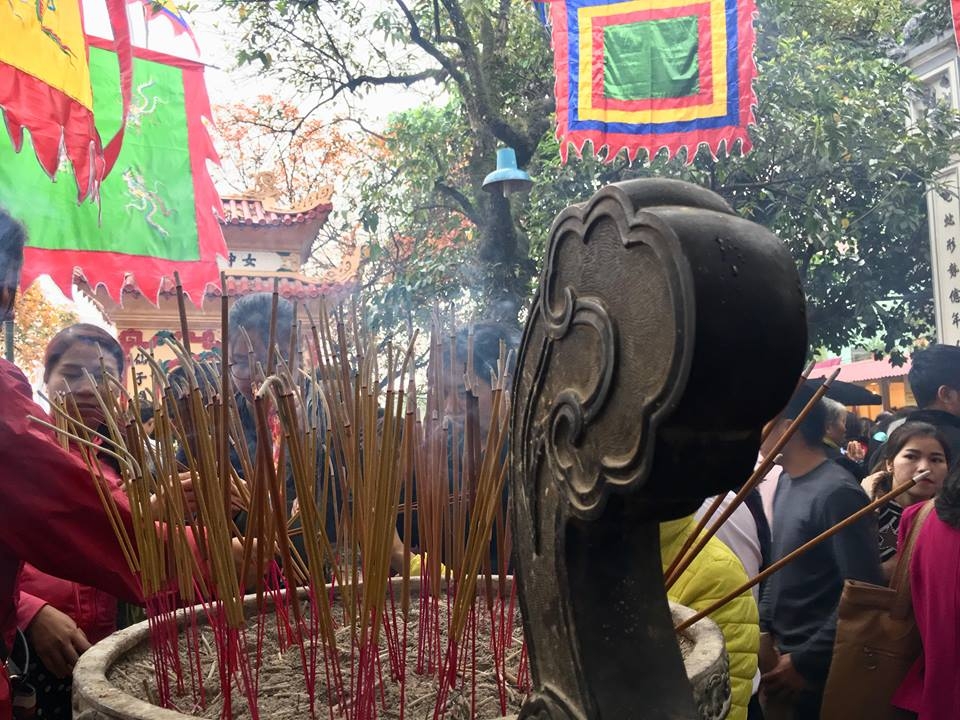 Hà Nội: Người dân thủ đô và du khách thập phương đi lễ Phủ Tây Hồ ngày đầu Xuân ha noi nguoi dan thu do va du khach thap phuong di le phu tay ho ngay dau xuan