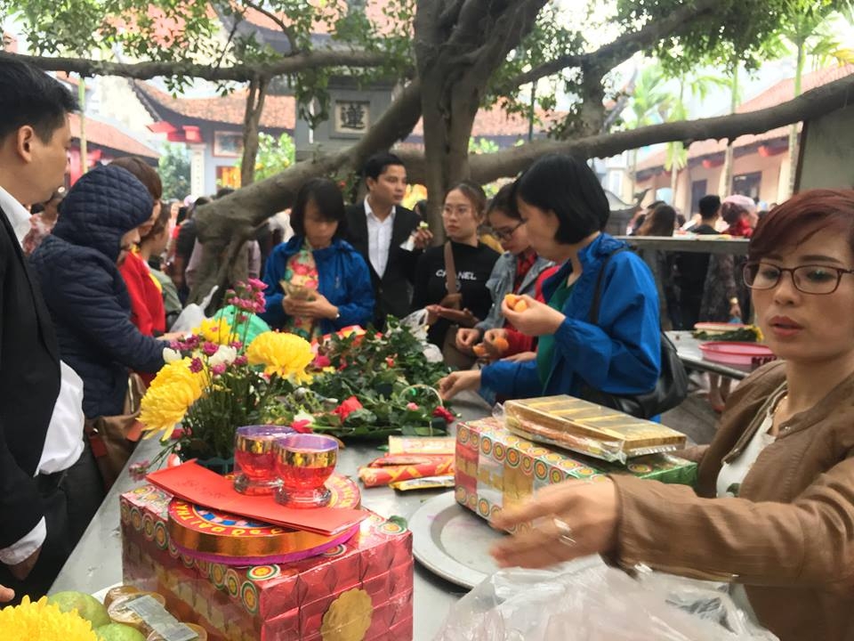 Hà Nội: Người dân thủ đô và du khách thập phương đi lễ Phủ Tây Hồ ngày đầu Xuân ha noi nguoi dan thu do va du khach thap phuong di le phu tay ho ngay dau xuan
