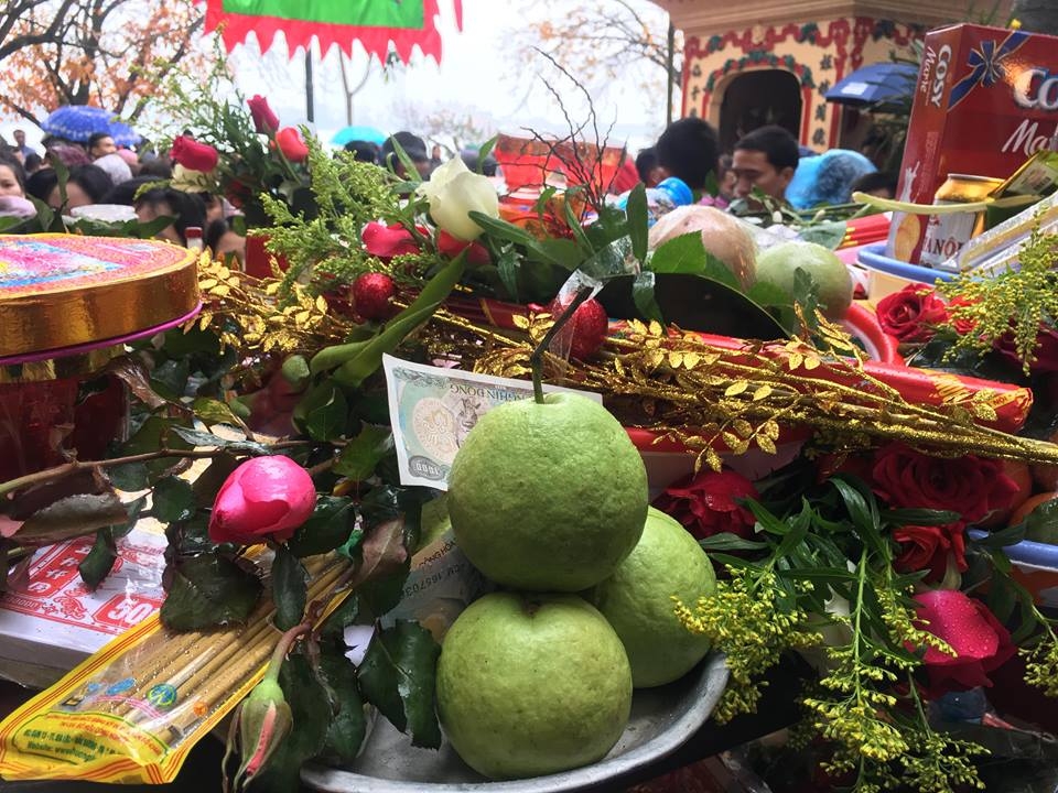 Hà Nội: Người dân thủ đô và du khách thập phương đi lễ Phủ Tây Hồ ngày đầu Xuân ha noi nguoi dan thu do va du khach thap phuong di le phu tay ho ngay dau xuan