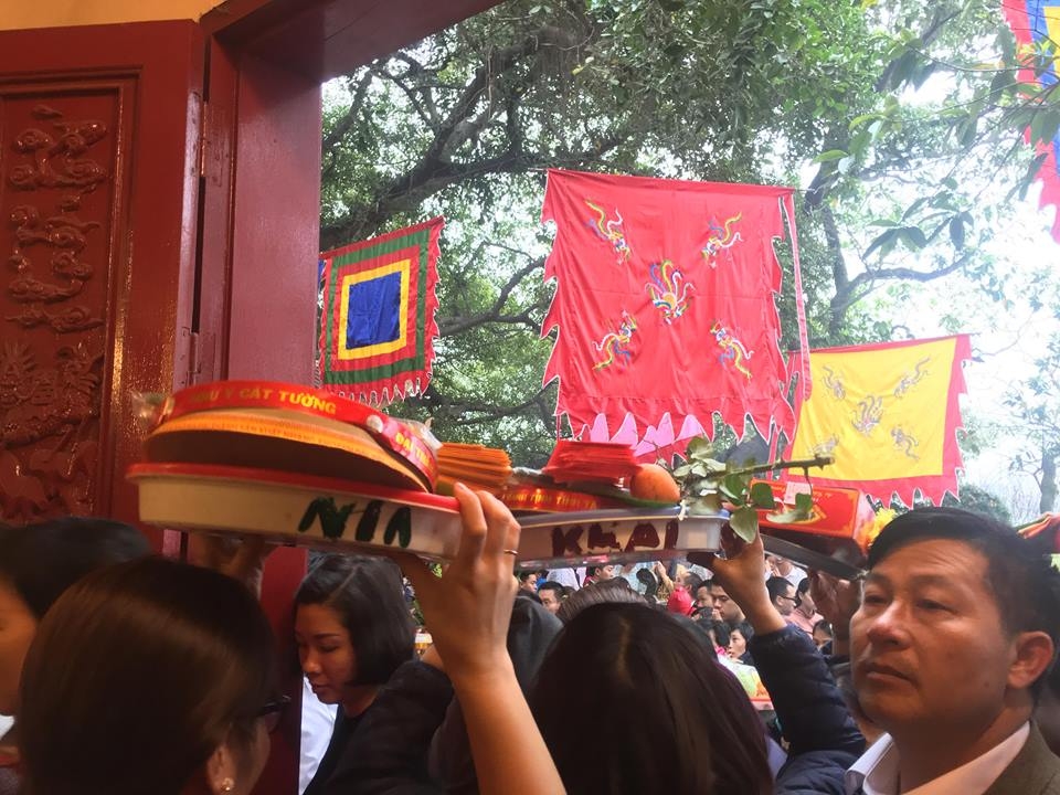 Hà Nội: Người dân thủ đô và du khách thập phương đi lễ Phủ Tây Hồ ngày đầu Xuân ha noi nguoi dan thu do va du khach thap phuong di le phu tay ho ngay dau xuan