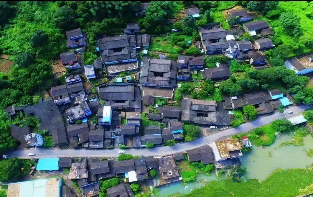 Ngôi làng có những căn nhà kỳ lạ được xây bằng bát