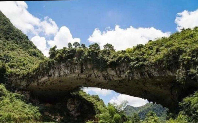 Trung Quốc: Cây cầu thiên nhiên kỳ lạ 
