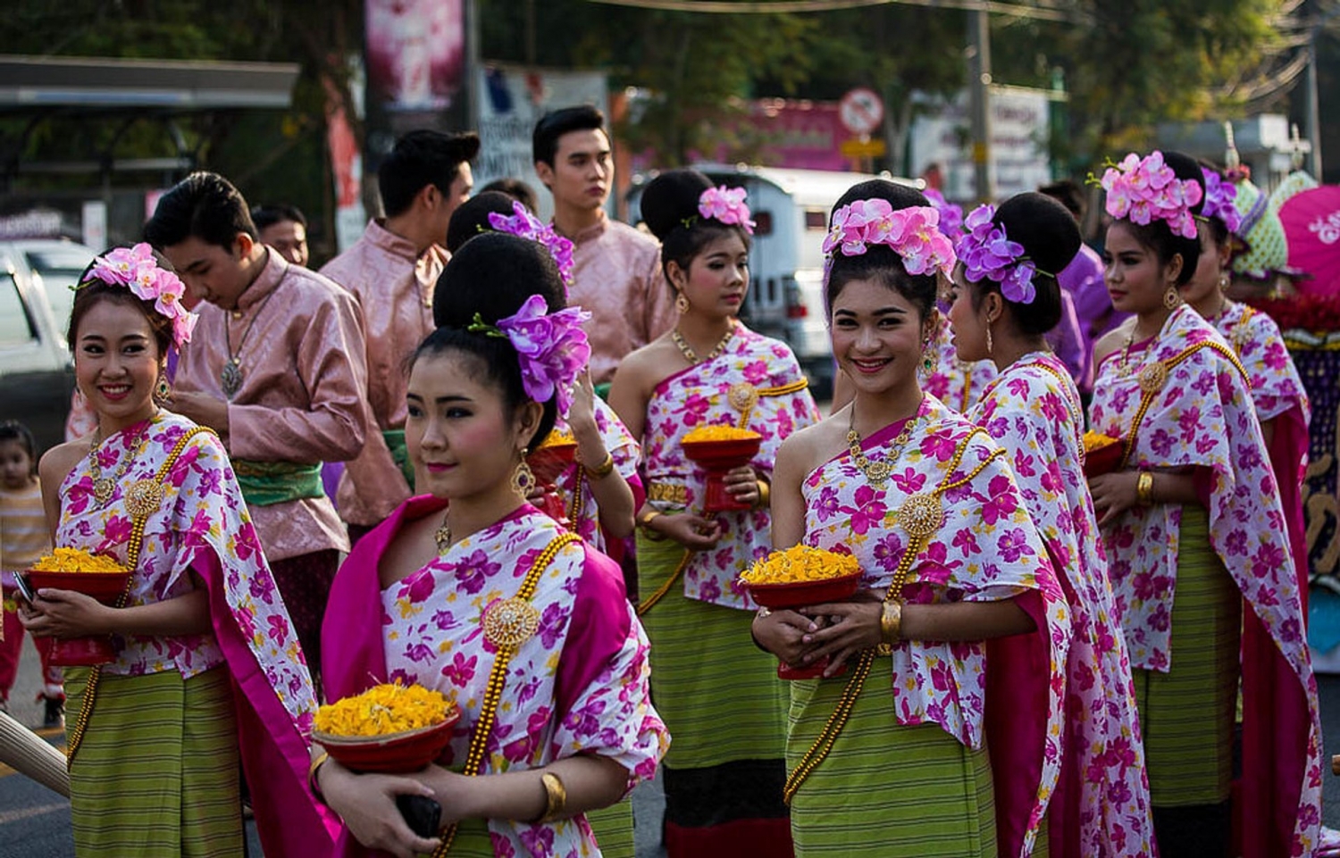 Большие тайцы. Фестиваль цветов в Чиангмае. Фестиваль цветов в Таиланде. Фестиваль цветов в Таиланде Чиангмай. Фестиваль цветов в Таиланде 2022.