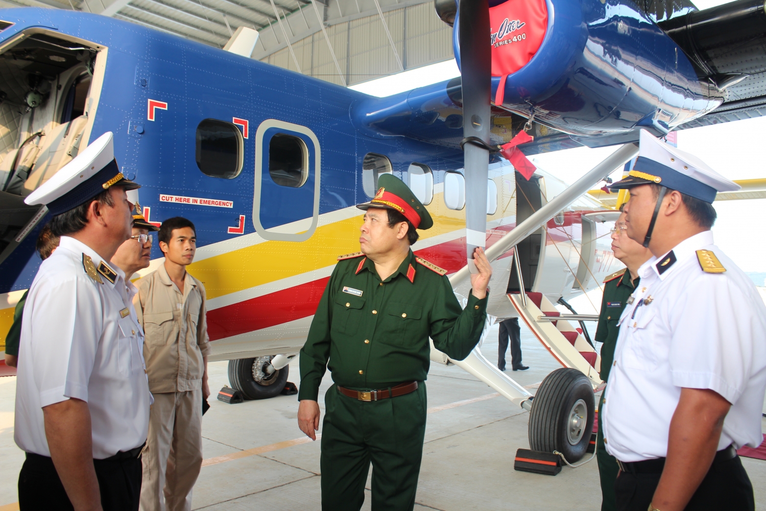 Đại tướng Phùng Quang Thanh thăm, kiểm tra Phi đội Thủy phi cơ DHC-6, Lữ đoàn Không quân Hải quân 954 (tháng 9/2013). Ảnh: PV Đại tướng Phùng Quang Thanh thăm, kiểm tra Phi đội Thủy phi cơ DHC-6, Lữ đoàn Không quân Hải quân 954 (tháng 9/2013). Ảnh: PV