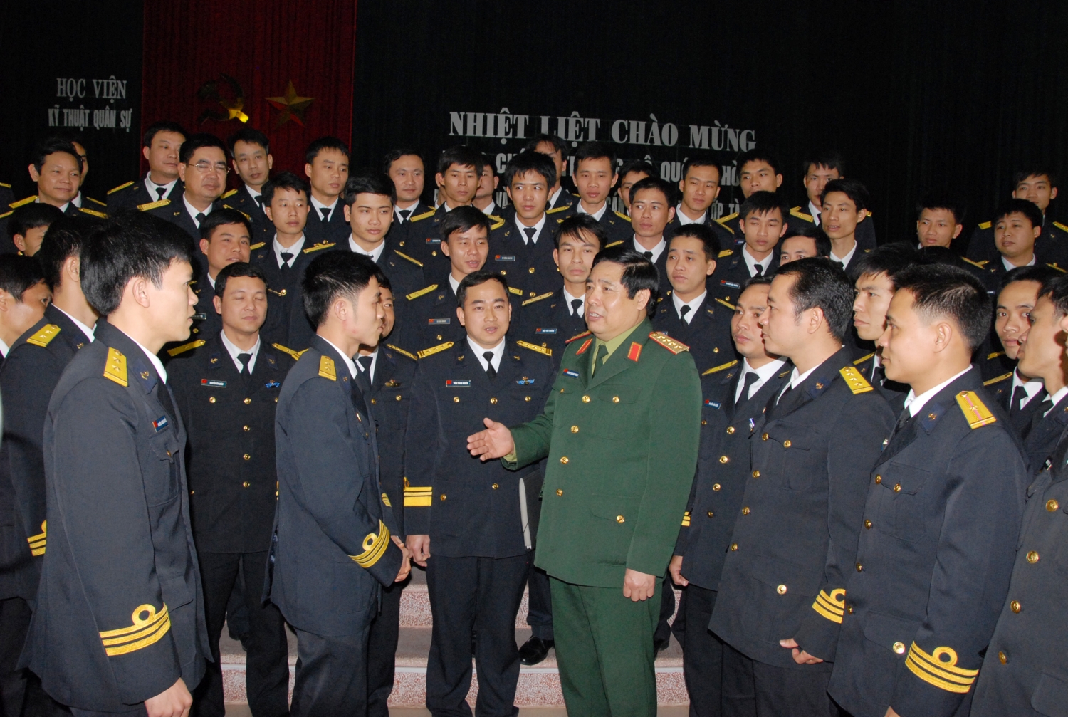 Đại tướng Phùng Quang Thanh thăm, nói chuyện với cán bộ, thủy thủ kíp Tàu ngầm số 1 trước khi đi học tập tại Liên bang Nga (ngày 26/2/2011) Đại tướng Phùng Quang Thanh thăm, nói chuyện với cán bộ, thủy thủ kíp Tàu ngầm số 1 trước khi đi học tập tại Liên bang Nga (ngày 26/2/2011)