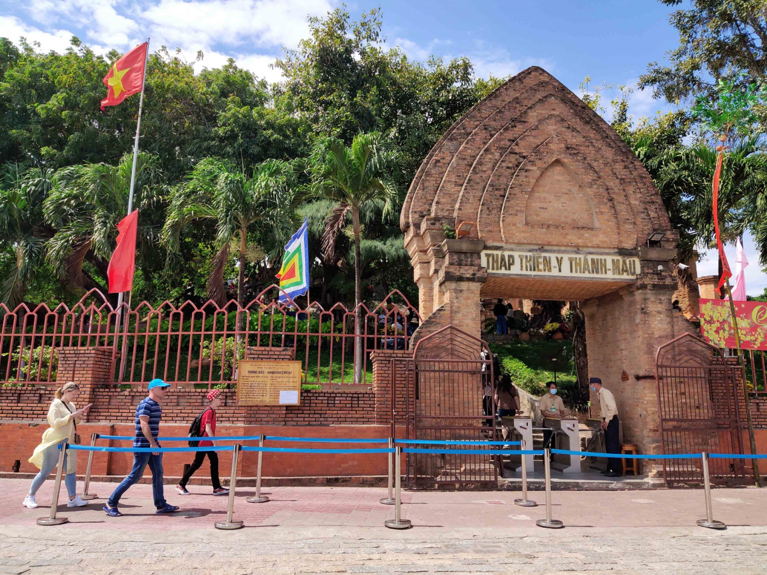 Khánh Hòa: Tạm ngừng đưa đón khách từ vùng dịch virus Corona khanh hoa tam ngung dua don khach tu vung dich virus corona