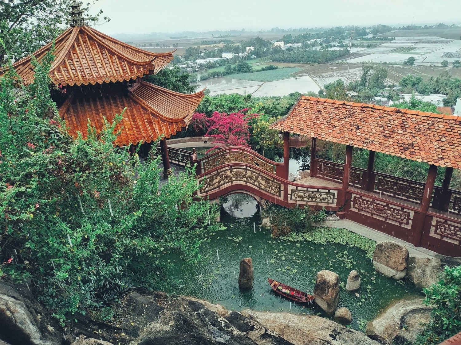 Cảm hóa cặp đôi mãng xà bằng kinh phật ở chùa Hang cam hoa cap doi mang xa bang kinh phat o chua hang