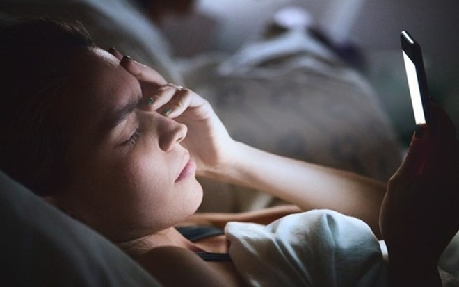 Sử dụng điện thoại trước khi ngủ gây ảnh hưởng đến sức khỏe