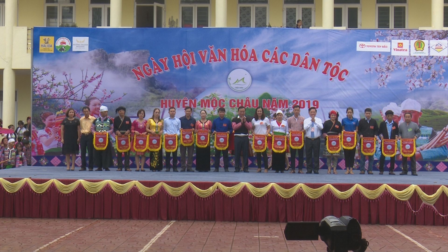 Sôi nổi các hoạt động Ngày hội văn hóa các dân tộc huyện Mộc Châu soi noi cac hoat dong ngay hoi van hoa cac dan toc huyen moc chau