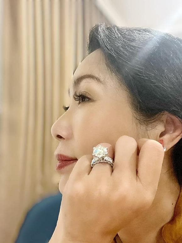 Sao Việt hôm nay 22/9: Trịnh Kim Chi được ông xã tặng nhẫn kim cương 