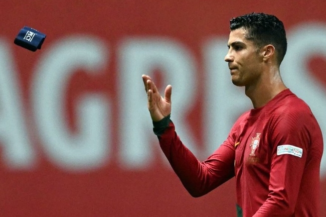 Ronaldo ném băng thủ quân, báo Bồ Đào Nha thay nhau chỉ trích
